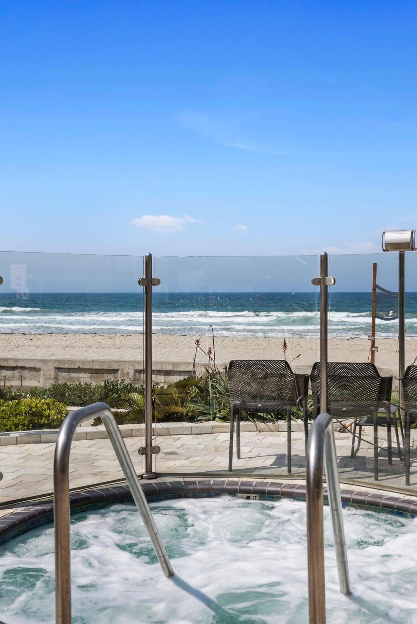 Stunning Oceanfront Boardwalk - Spa, Steps2beach, Parking & Fast Wifi! Holiday home San Diego