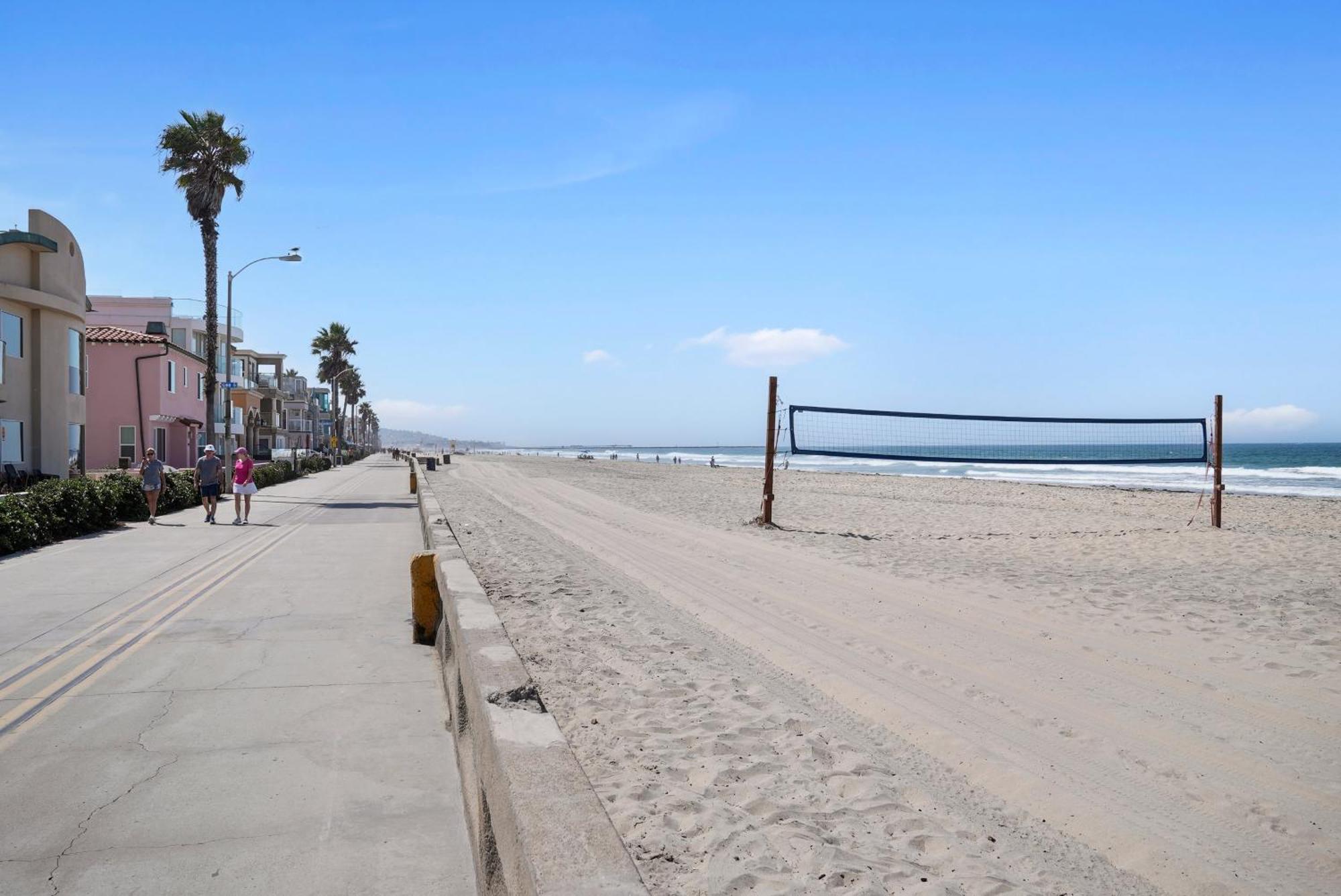Holiday home Stunning Oceanfront Boardwalk - Spa, Steps2beach, Parking & Fast Wifi!