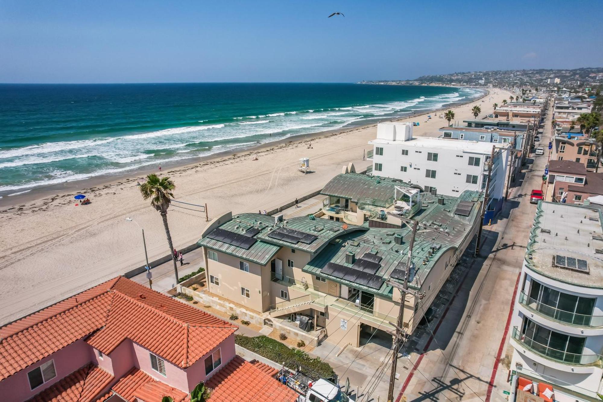 Holiday home Stunning Oceanfront Boardwalk - Spa, Steps2beach, Parking & Fast Wifi!