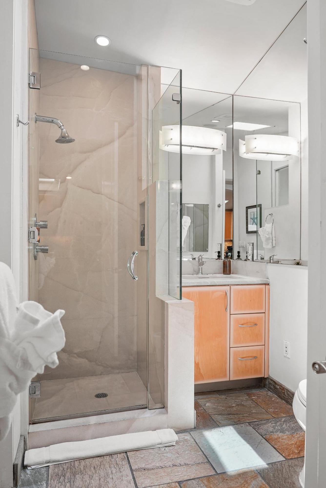 Stunning Oceanfront Boardwalk - Spa, Steps2beach, Parking & Fast Wifi! Holiday home San Diego
