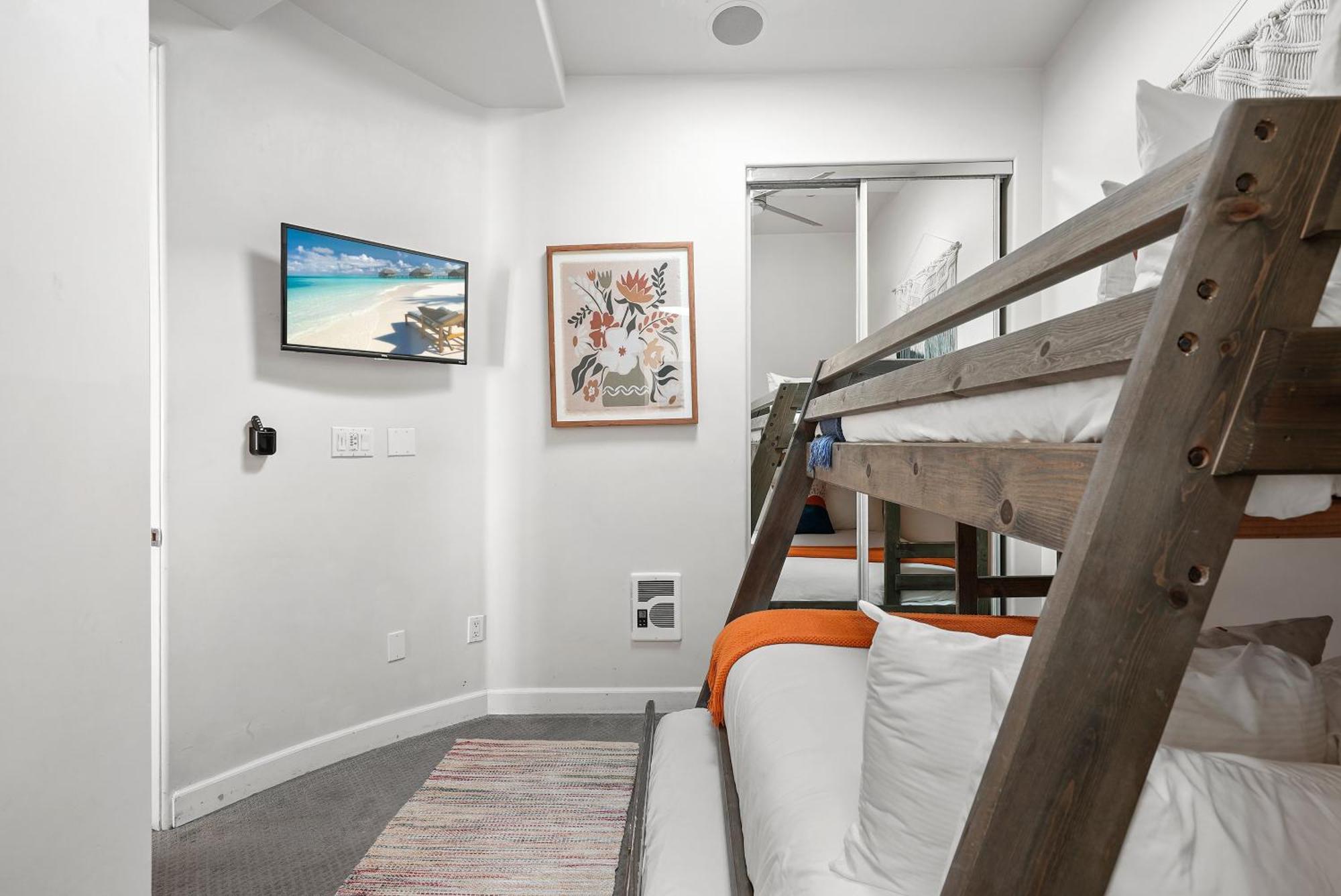 Stunning Oceanfront Boardwalk - Spa, Steps2beach, Parking & Fast Wifi! San Diego