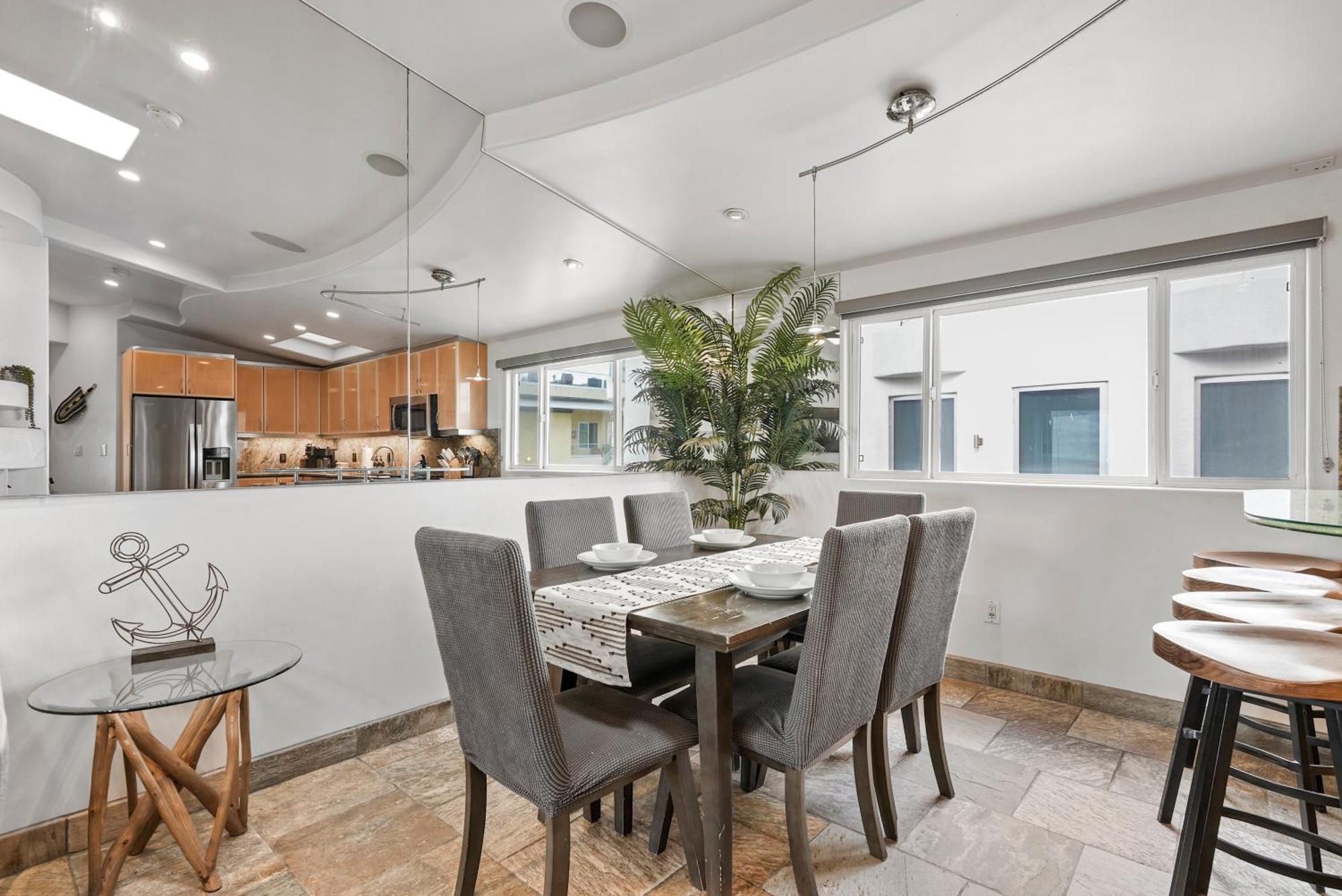 Holiday home Stunning Oceanfront Boardwalk - Spa, Steps2beach, Parking & Fast Wifi! *
