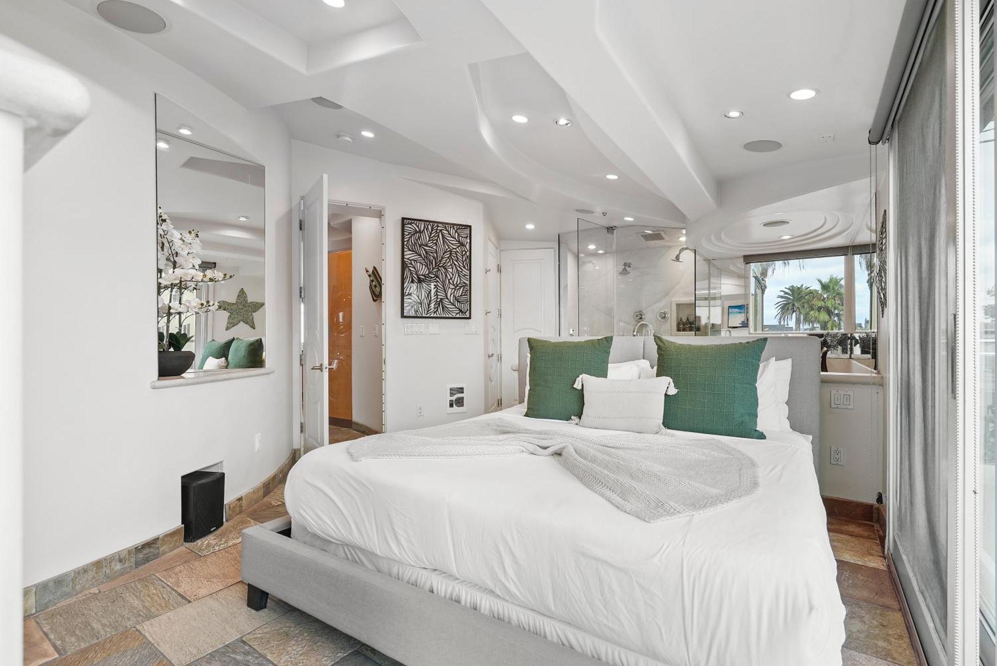 Stunning Oceanfront Boardwalk - Spa, Steps2beach, Parking & Fast Wifi! Holiday home San Diego