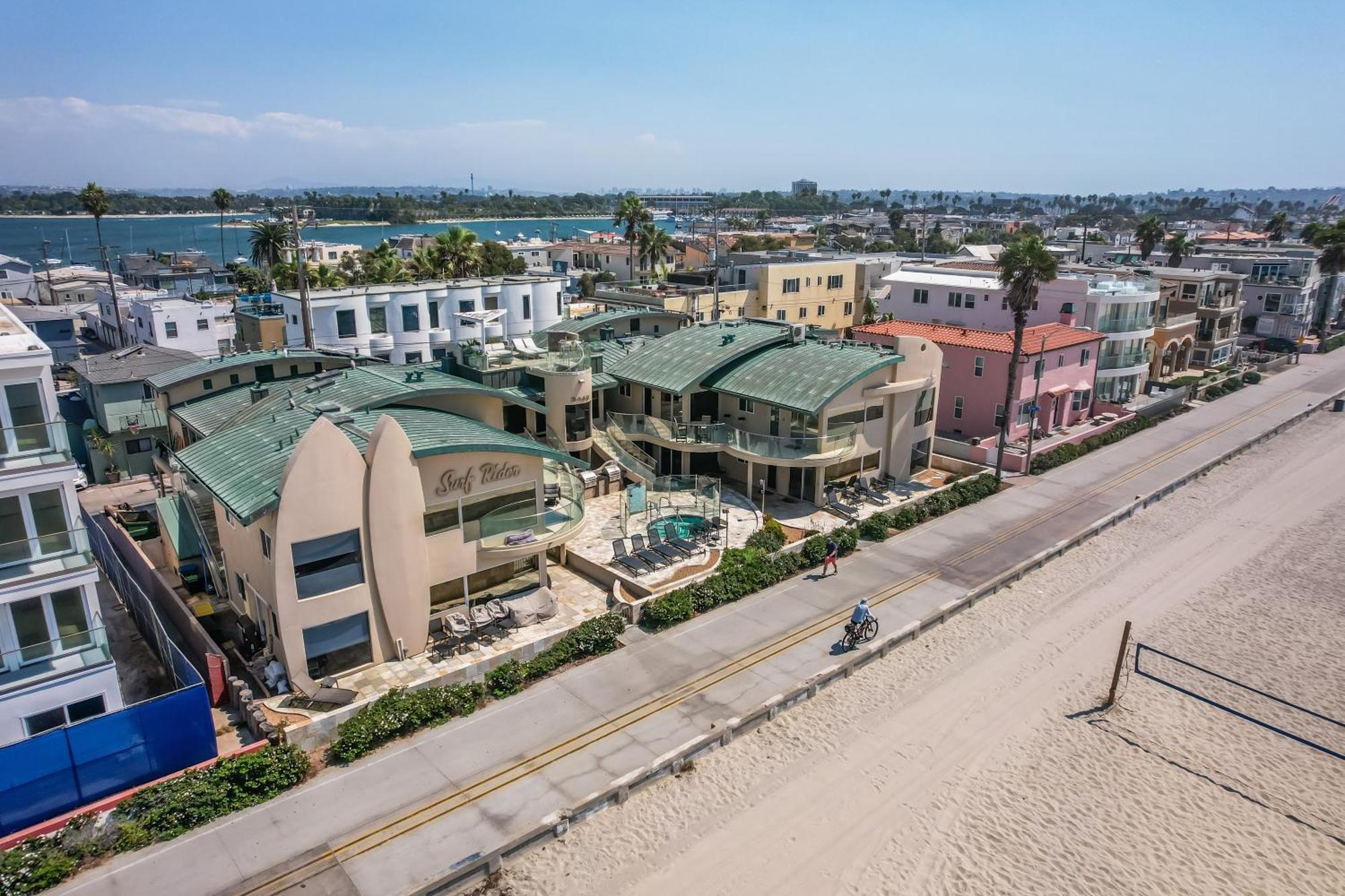 Stunning Oceanfront Boardwalk - Spa, Steps2beach, Parking & Fast Wifi! Holiday home