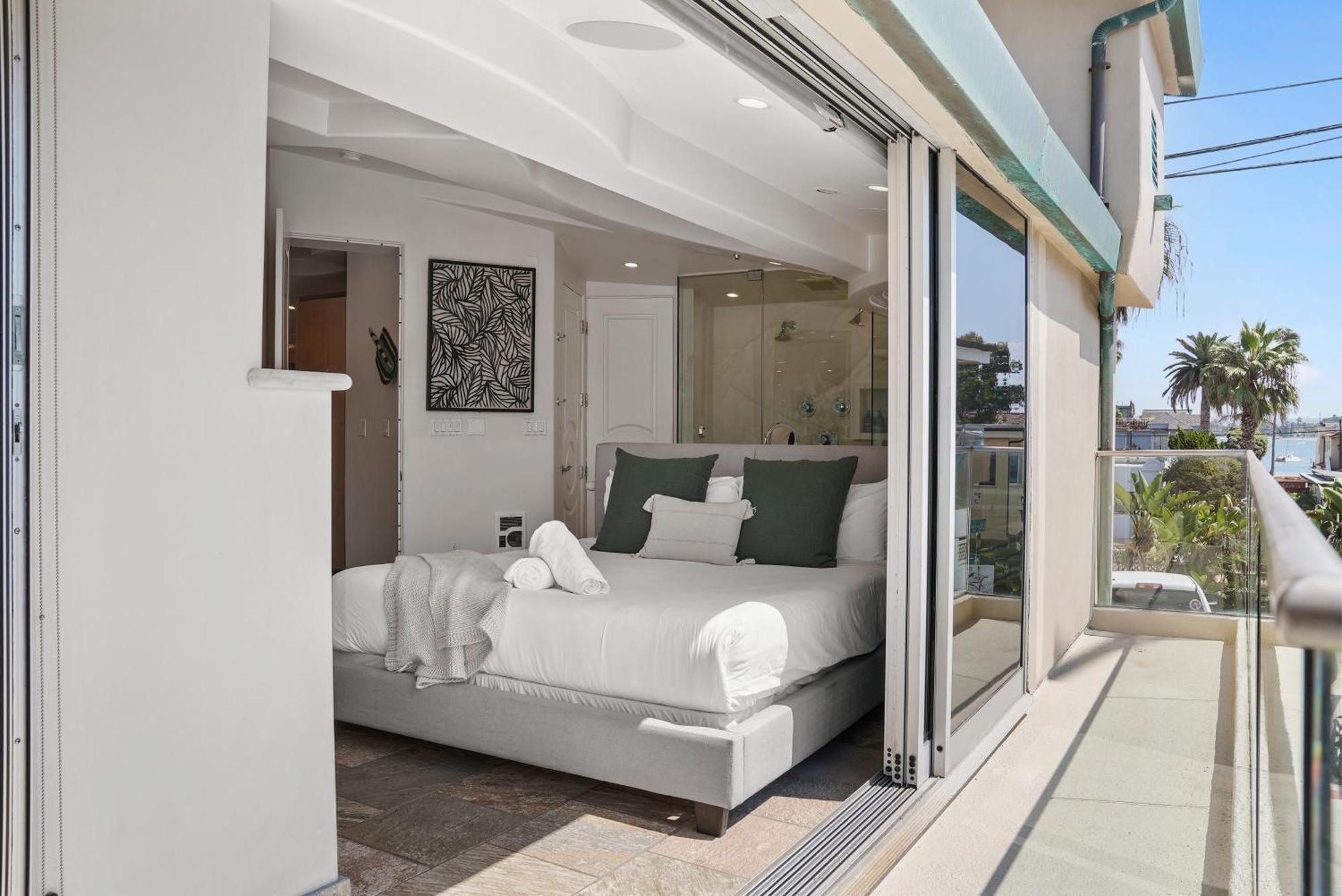 Stunning Oceanfront Boardwalk - Spa, Steps2beach, Parking & Fast Wifi! * San Diego