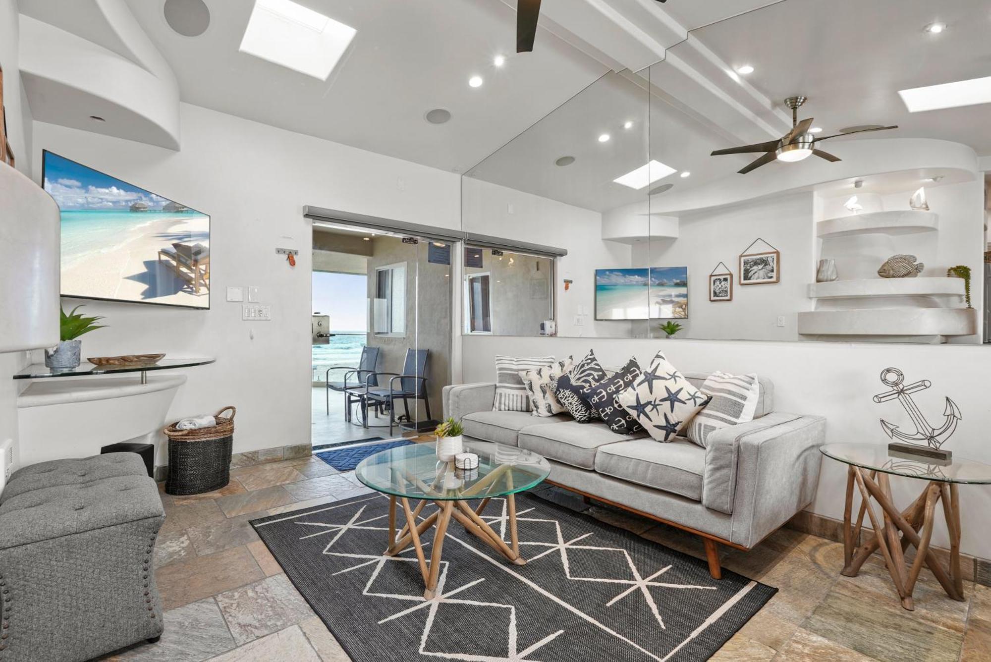 Stunning Oceanfront Boardwalk - Spa, Steps2beach, Parking & Fast Wifi! Holiday home San Diego