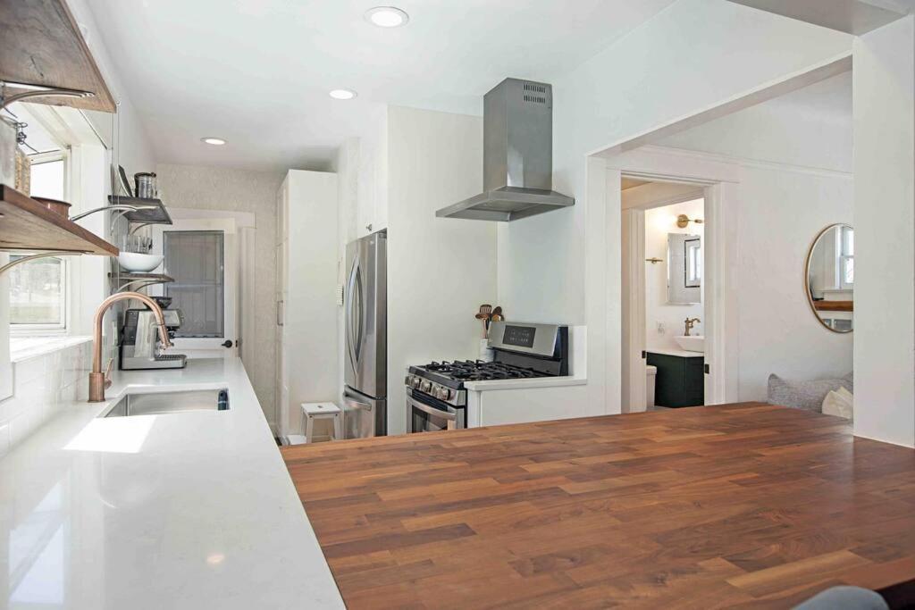 Modern - Entire - Excellent Location