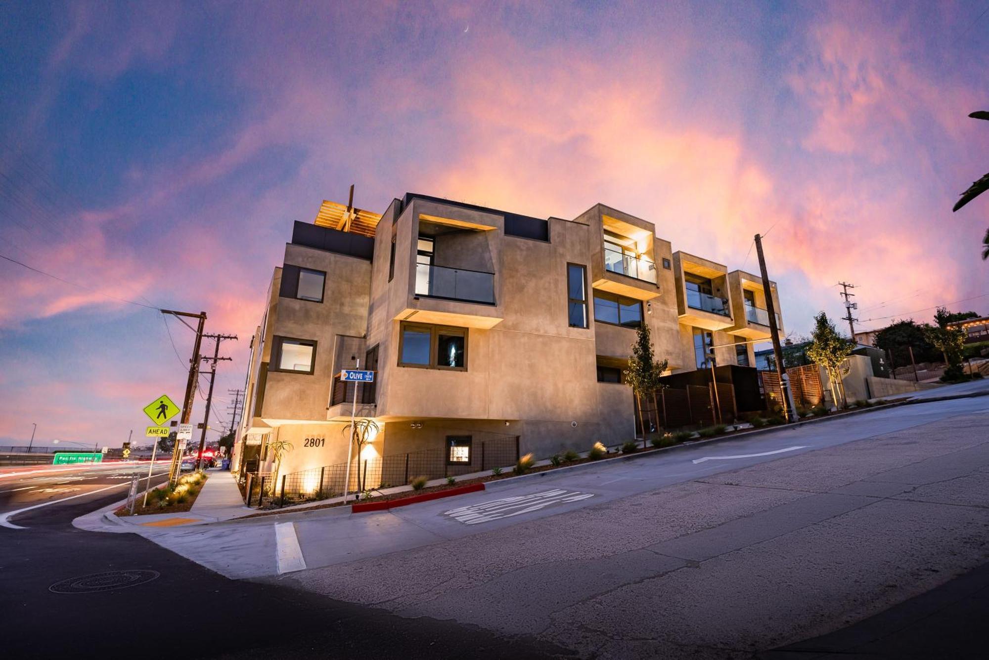 Hotel City24 Little Italy Mission Hills 4*
