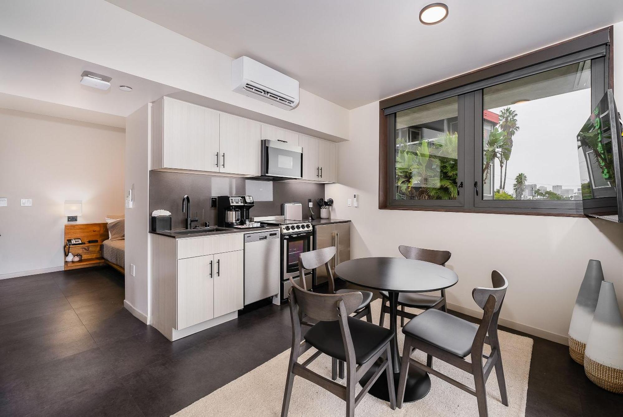 Hotel City24 Little Italy Mission Hills 4*