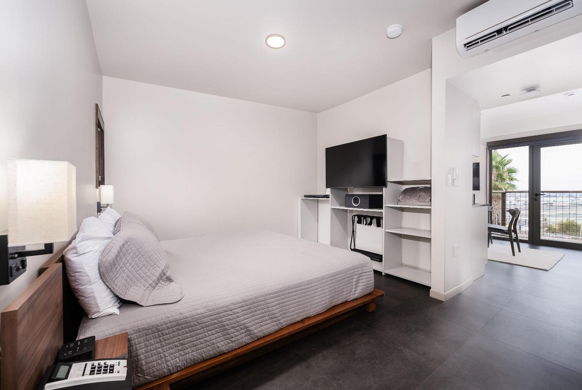 City24 Little Italy Mission Hills 4*