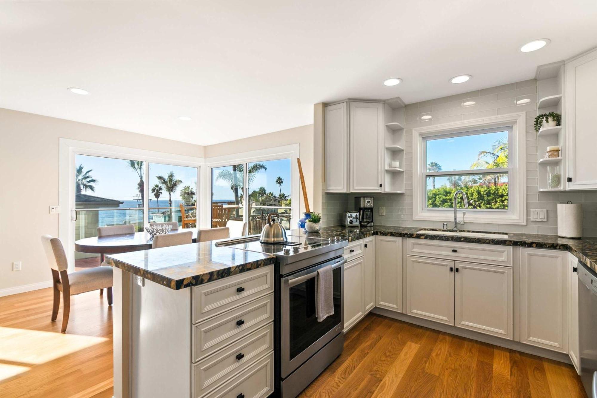 Oceanview Townhome Just Steps From Iconic Windansea