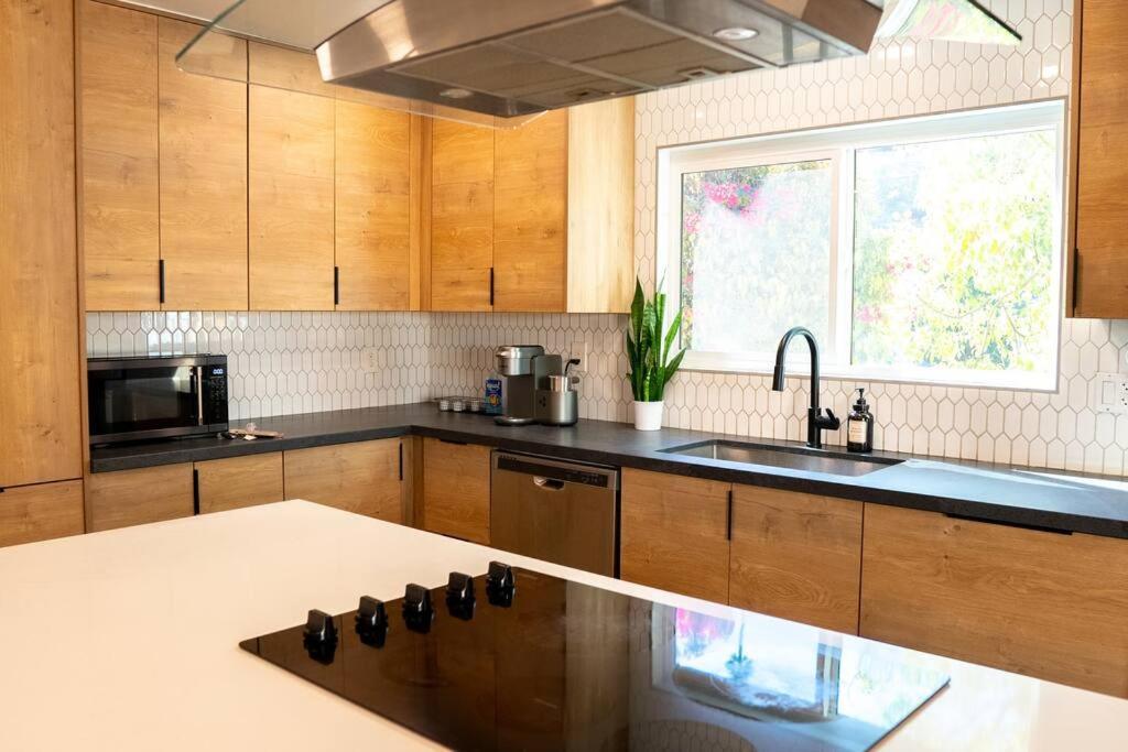 Holiday home Spacious Beautifully Furnished 5 Bedrooms 3 Full Bath House With Ping Pong And Pool Table And 85 In Tv In Game *