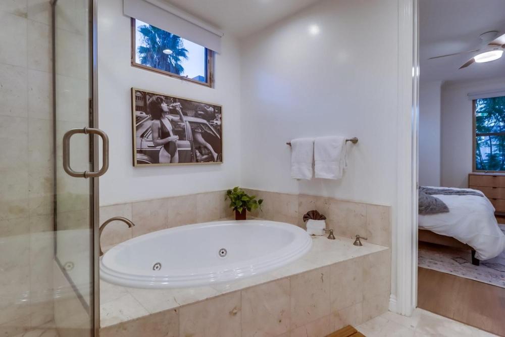 Holiday home New! Seaside Chic - Spa; Game Room; Rooftop; Fully Remodeled *