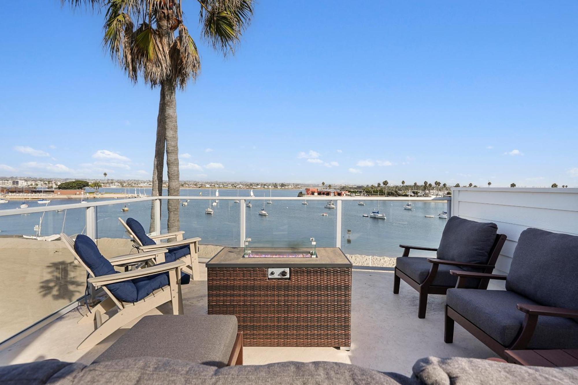 Stunning Bayfront With Gorgeous Views, Garage, Massive Roof Deck & Ac - Dogs Welcome! Holiday home