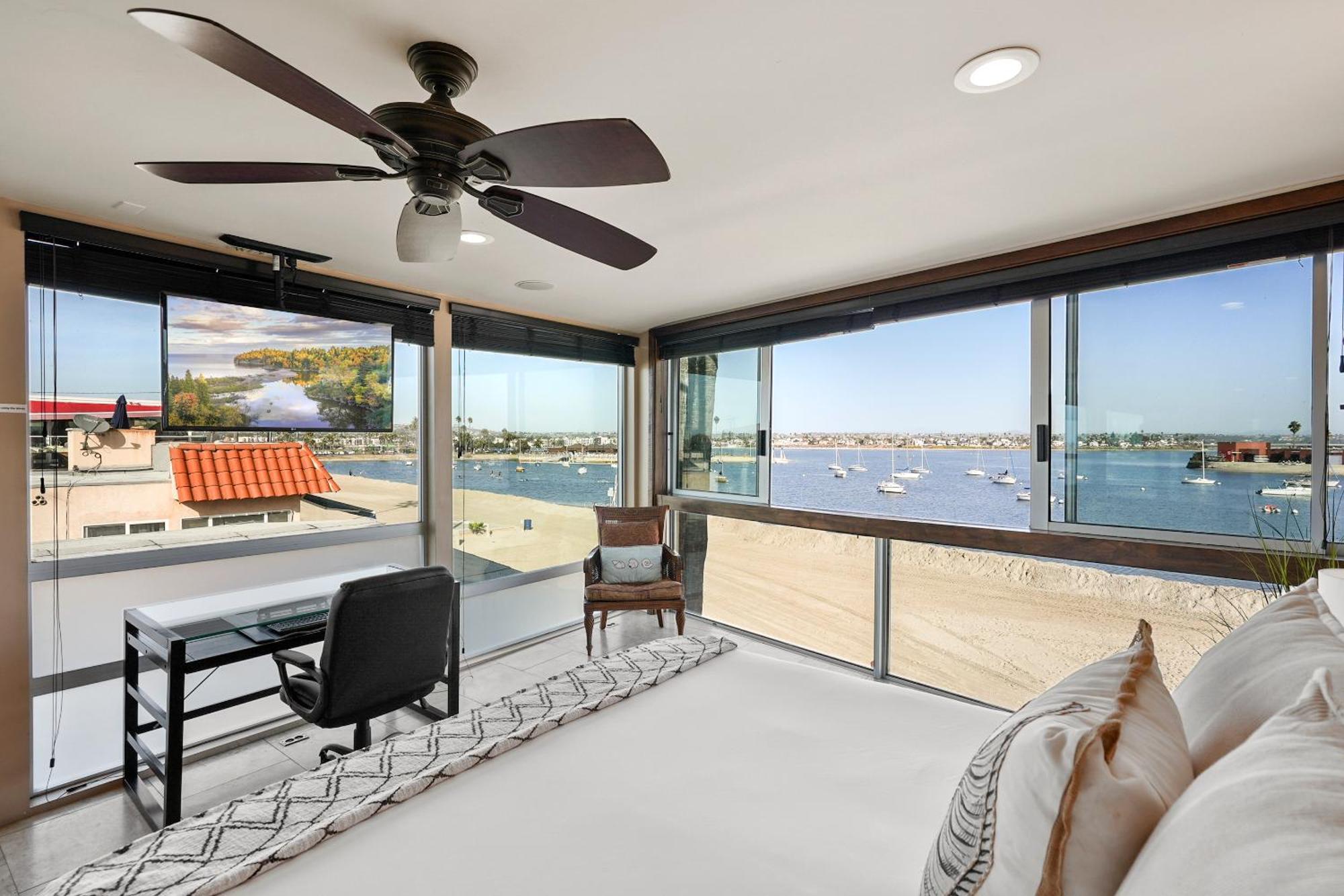 Stunning Bayfront With Gorgeous Views, Garage, Massive Roof Deck & Ac - Dogs Welcome! Holiday home San Diego