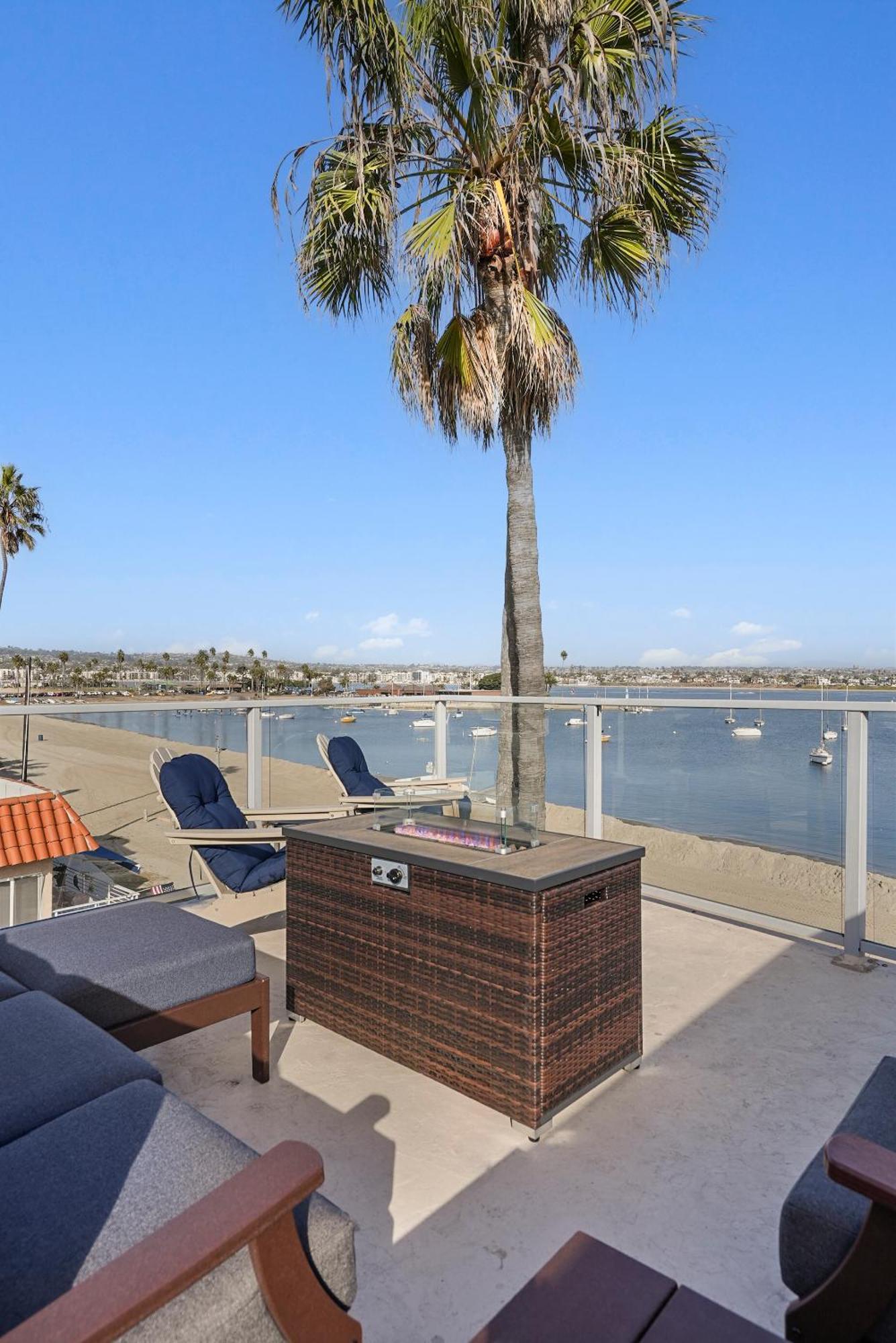 Stunning Bayfront With Gorgeous Views, Garage, Massive Roof Deck & Ac - Dogs Welcome! Holiday home *