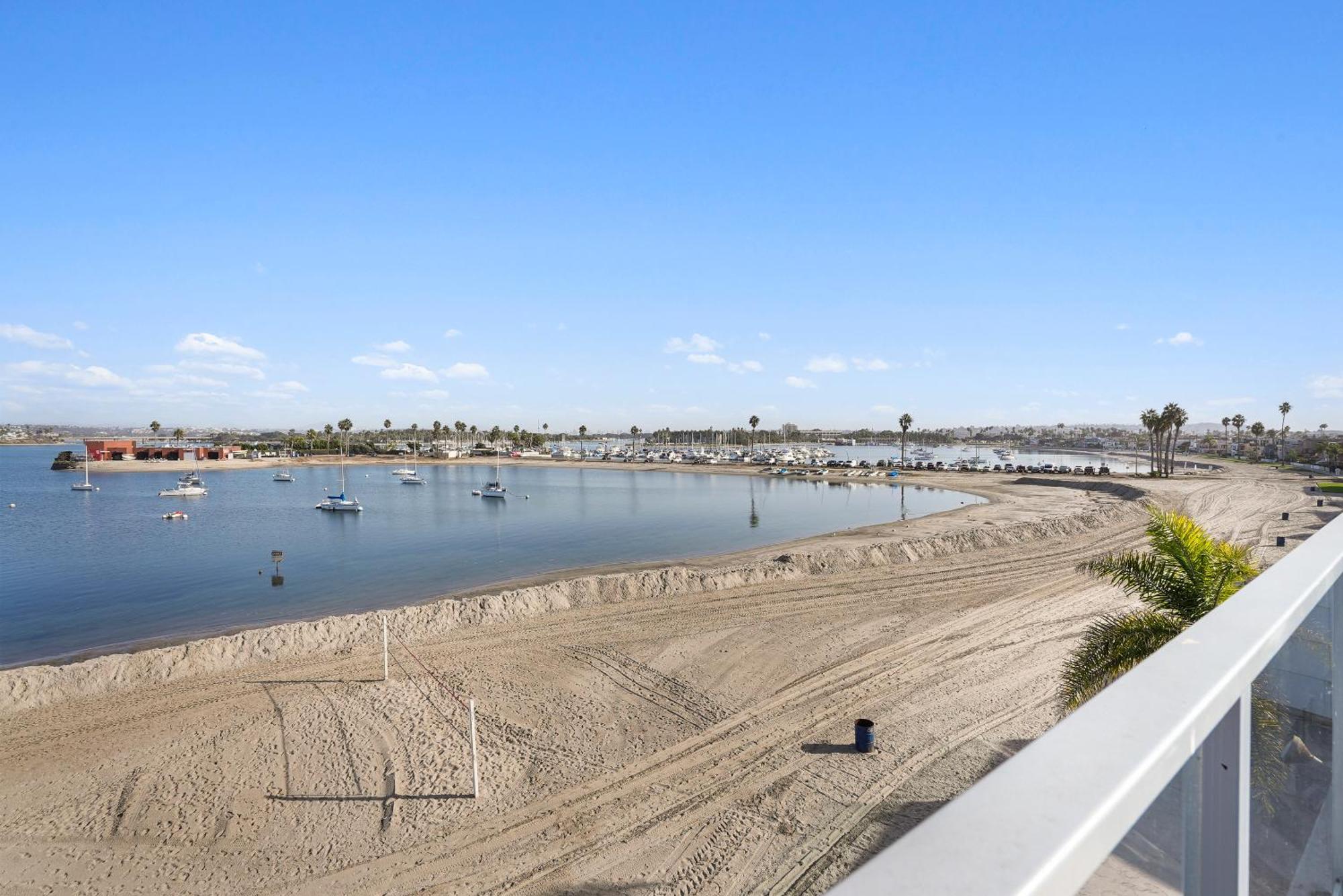 Stunning Bayfront With Gorgeous Views, Garage, Massive Roof Deck & Ac - Dogs Welcome! Holiday home