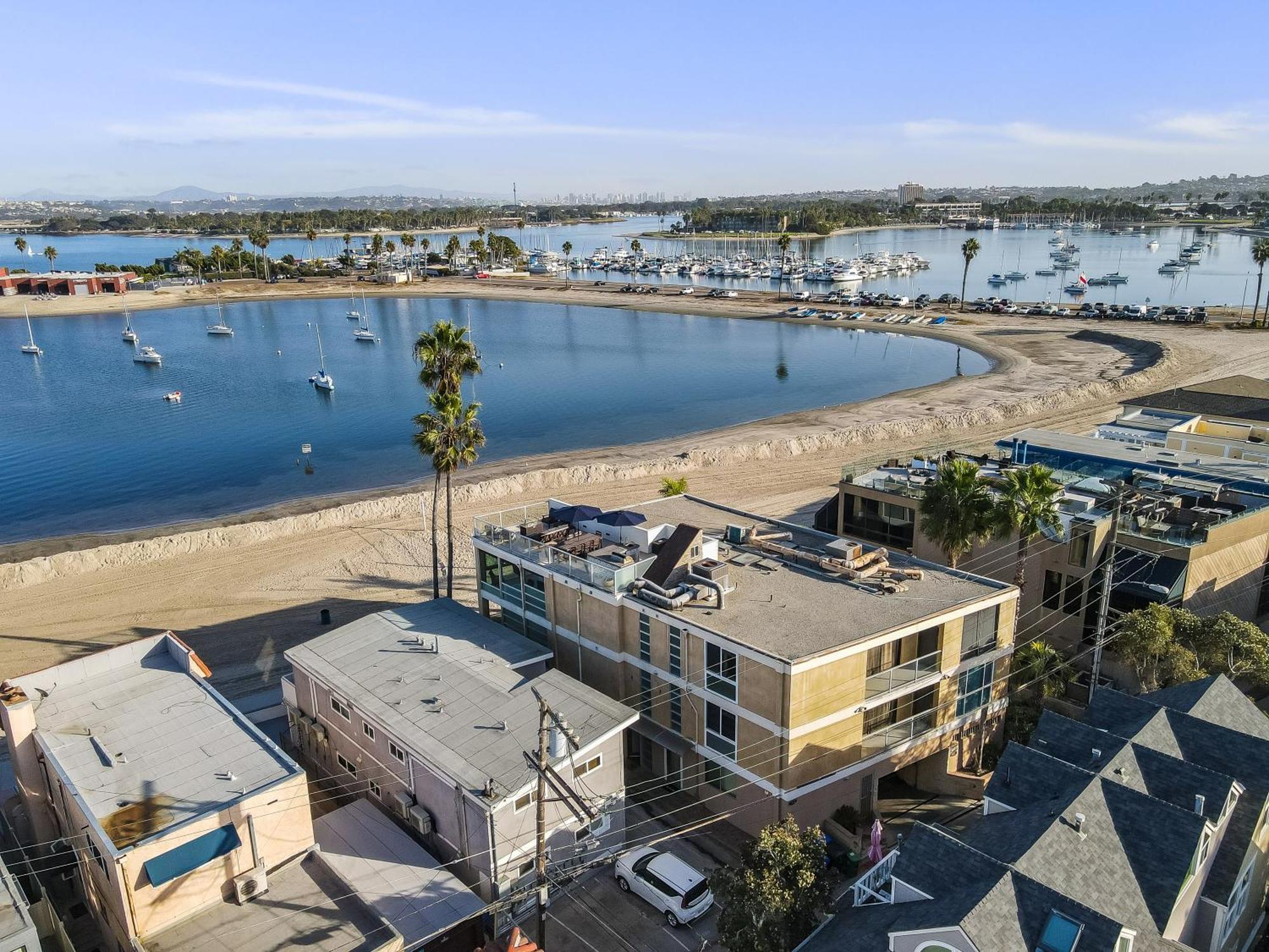 Holiday home Stunning Bayfront With Gorgeous Views, Garage, Massive Roof Deck & Ac - Dogs Welcome!