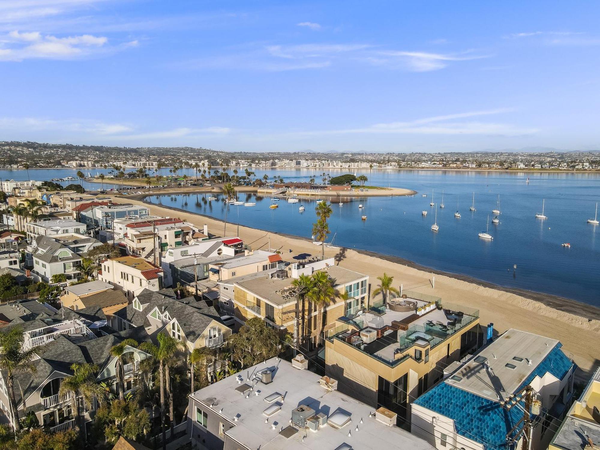Stunning Bayfront With Gorgeous Views, Garage, Massive Roof Deck & Ac - Dogs Welcome!