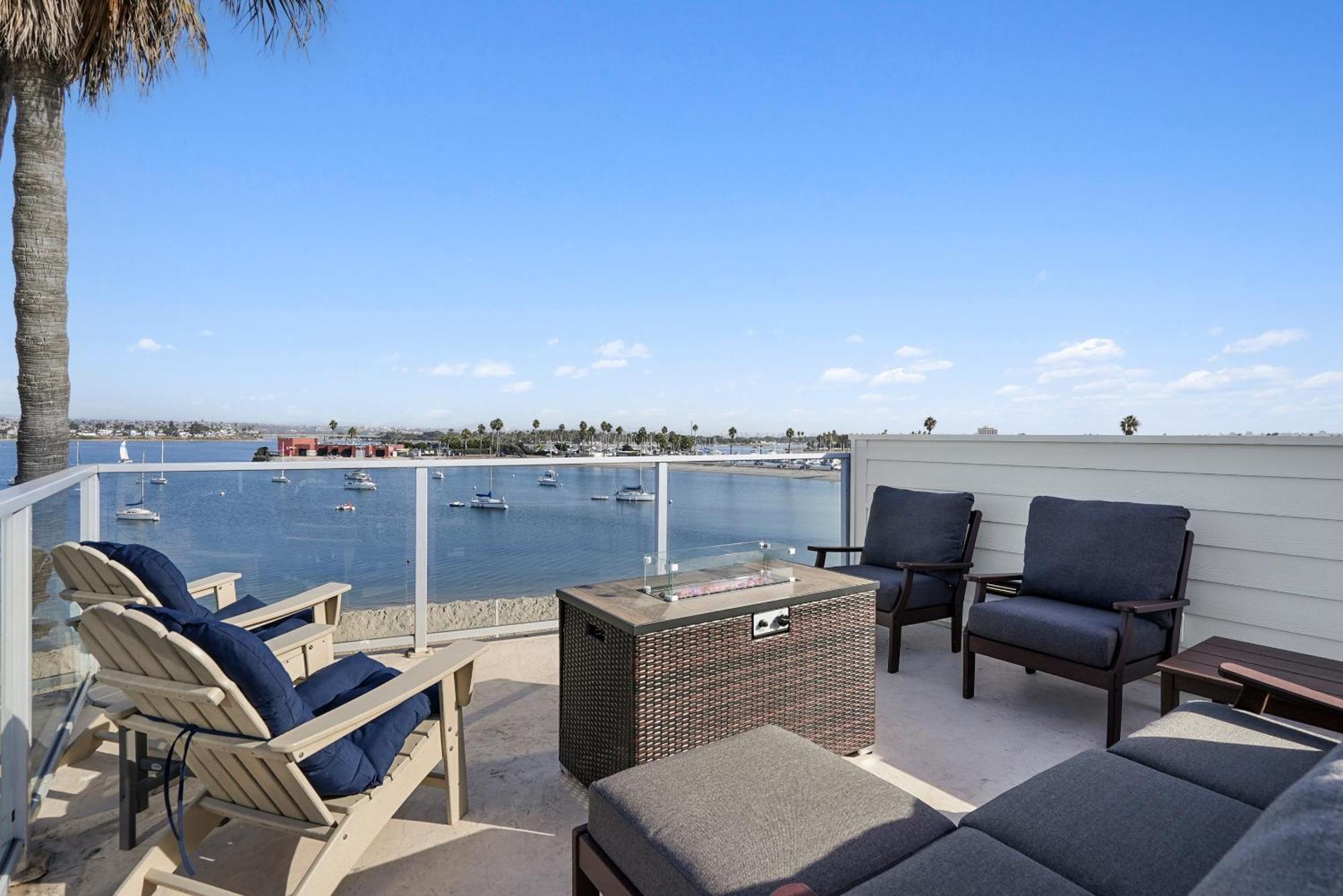 Stunning Bayfront With Gorgeous Views, Garage, Massive Roof Deck & Ac - Dogs Welcome! Holiday home *