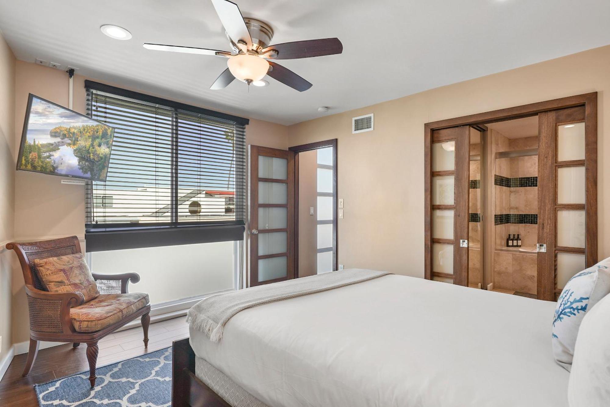 Holiday home Stunning Bayfront With Gorgeous Views, Garage, Massive Roof Deck & Ac - Dogs Welcome! *