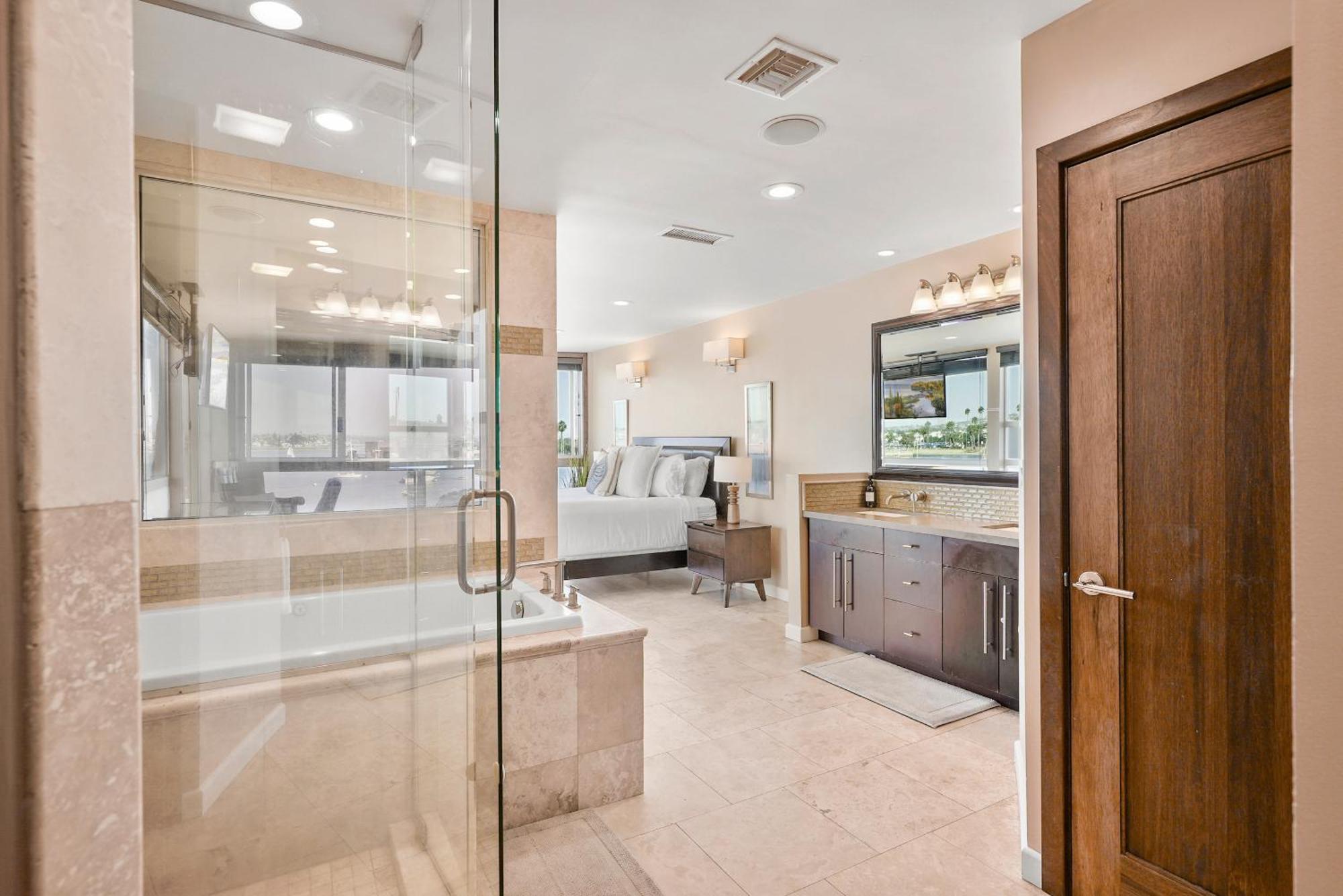 Stunning Bayfront With Gorgeous Views, Garage, Massive Roof Deck & Ac - Dogs Welcome! San Diego