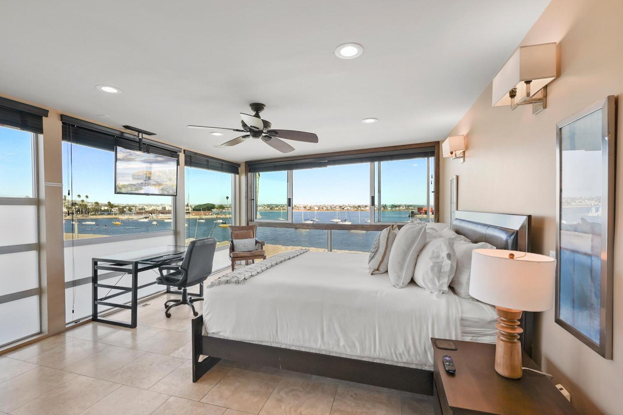Stunning Bayfront With Gorgeous Views, Garage, Massive Roof Deck & Ac - Dogs Welcome! Holiday home