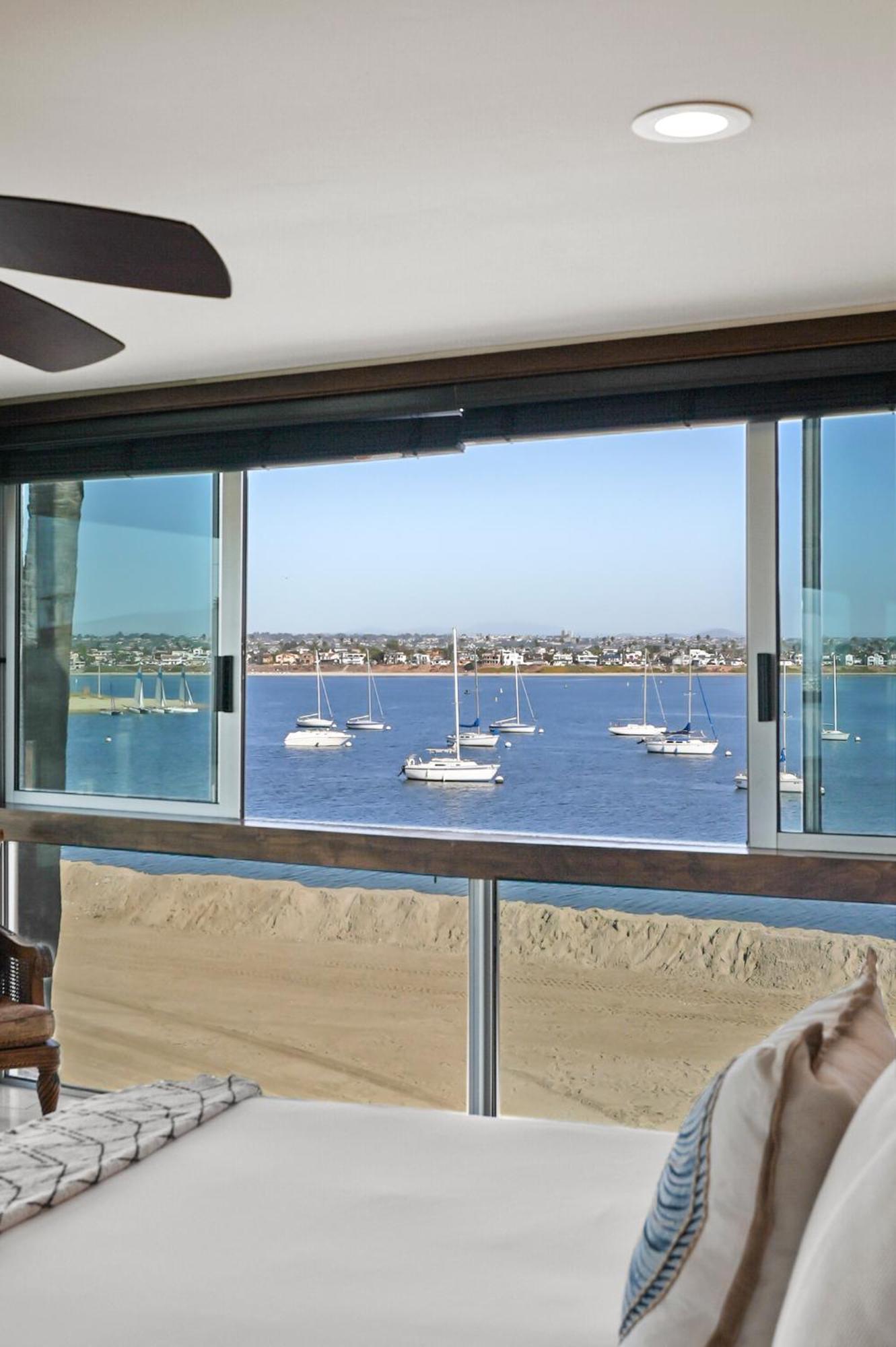 Stunning Bayfront With Gorgeous Views, Garage, Massive Roof Deck & Ac - Dogs Welcome! Holiday home San Diego