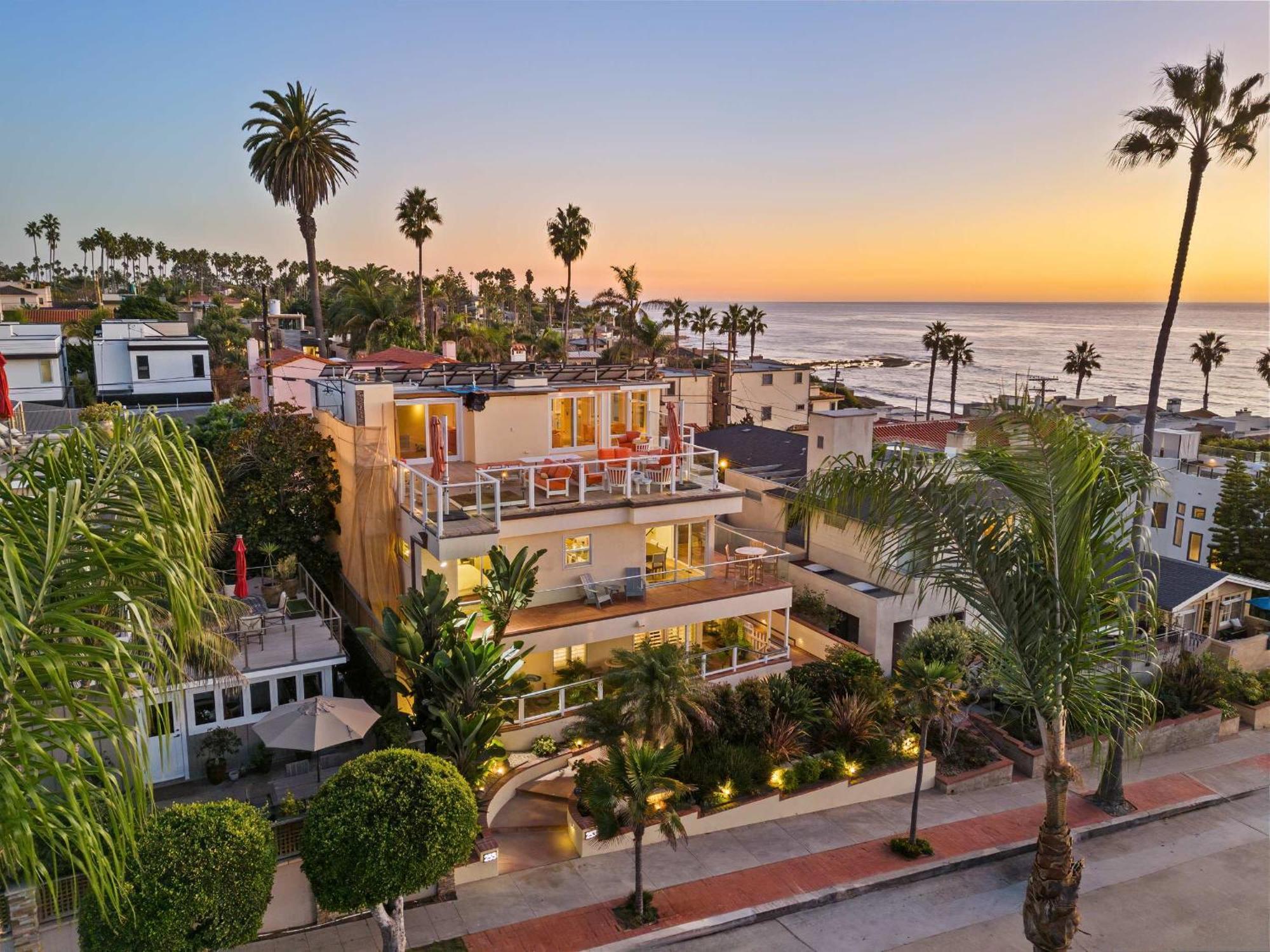 Holiday home Oceanview Townhome Just Steps From Iconic Windansea *