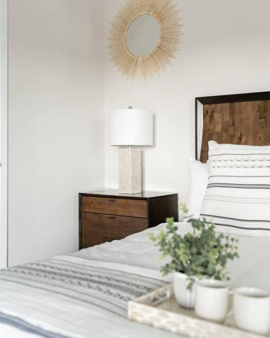 1 Block To Stylish 3br Contemporary * San Diego