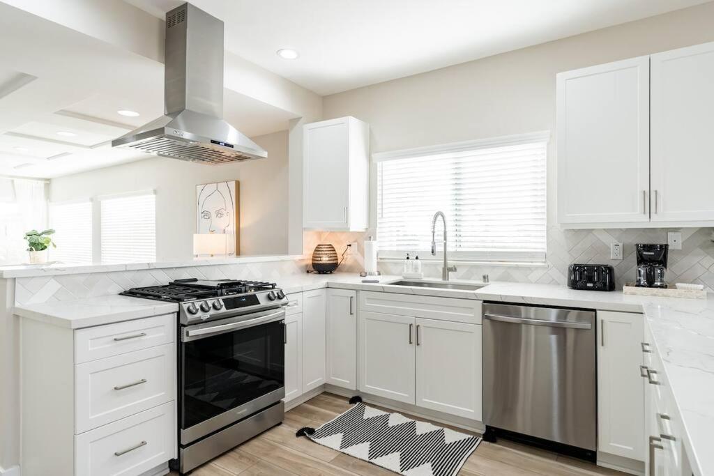 1 Block To Stylish 3br Contemporary Apartment