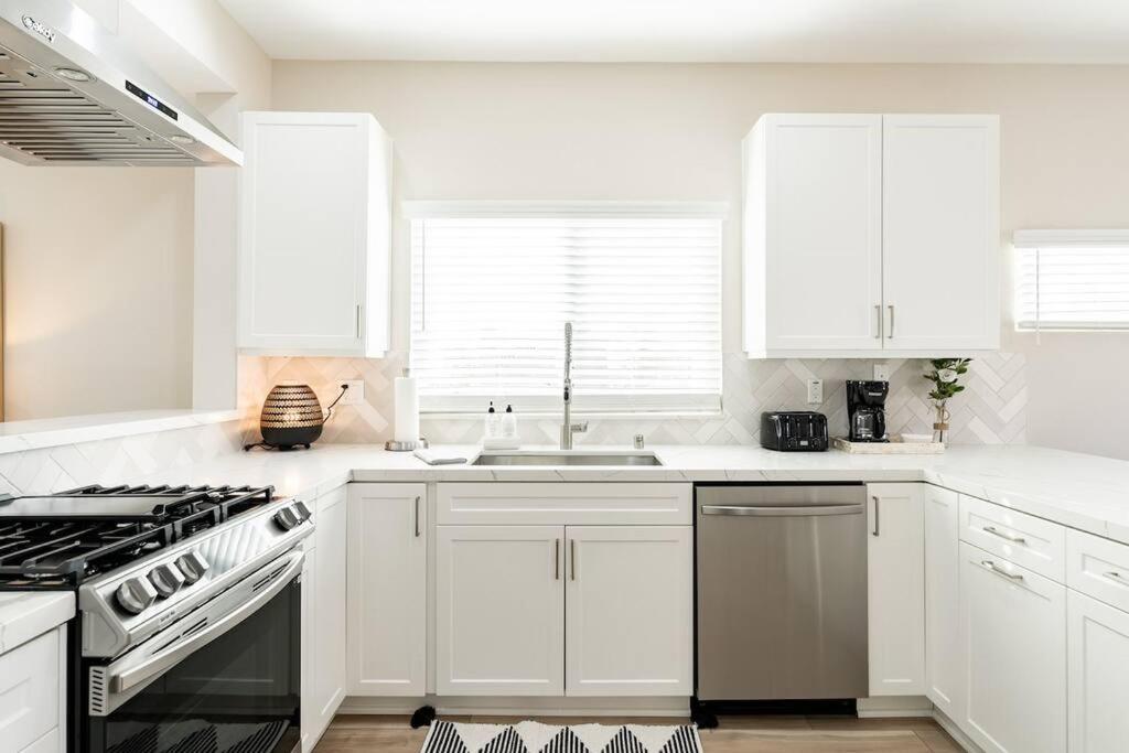 Apartment 1 Block To Stylish 3br Contemporary San Diego