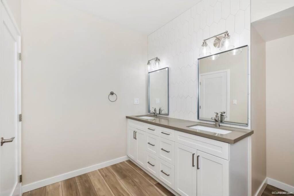 Apartment 1 Block To Stylish 3br Contemporary