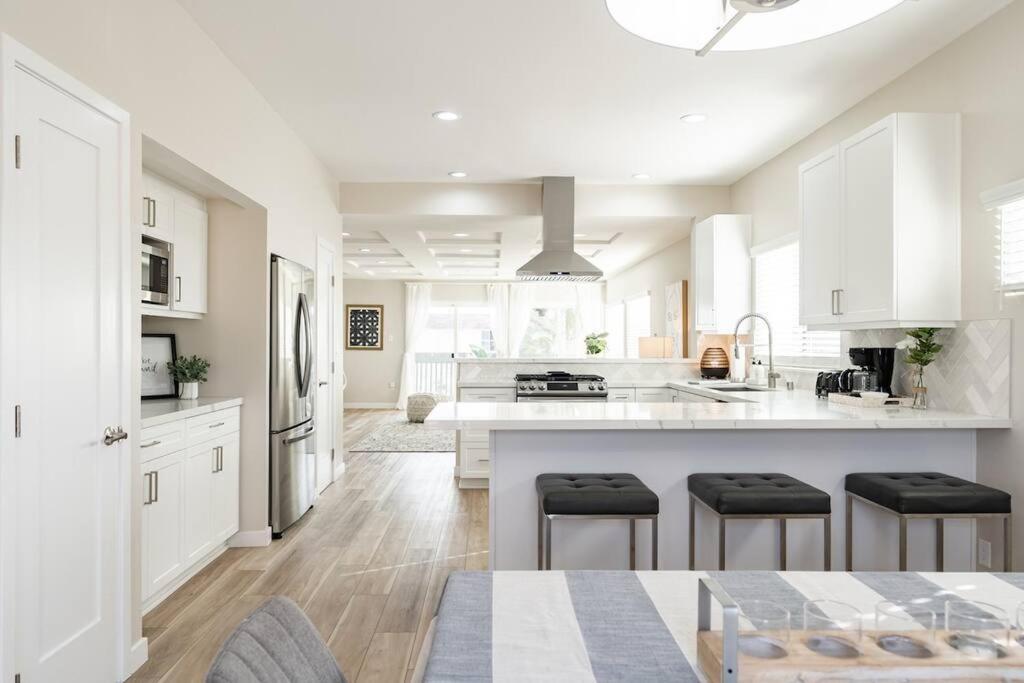 1 Block To Stylish 3br Contemporary Apartment