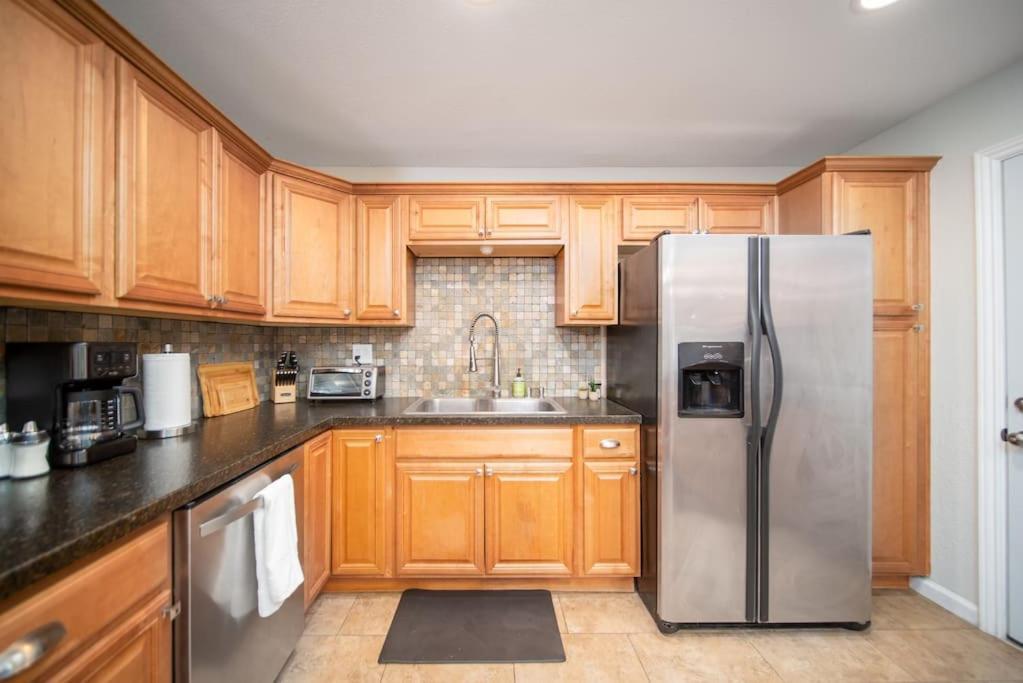 Guest house 4 Bedroom With Game Room! Family Friendly! Centrally Located! *