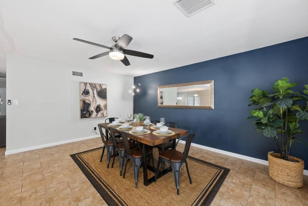 4 Bedroom With Game Room! Family Friendly! Centrally Located! Guest house