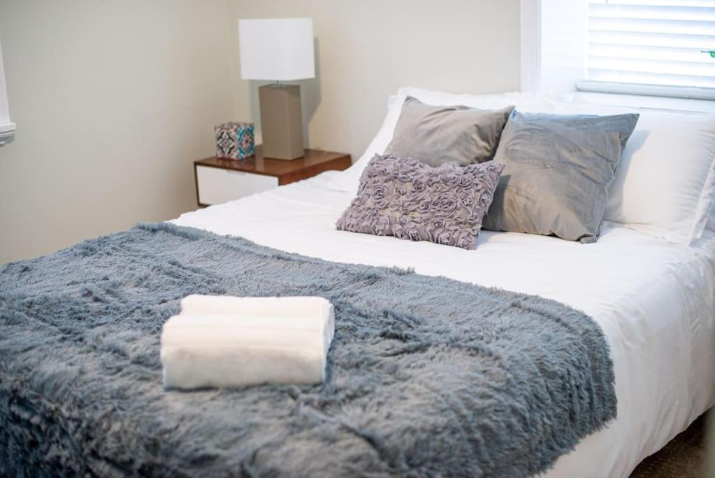 Guest house 4 Bedroom With Game Room! Family Friendly! Centrally Located! *