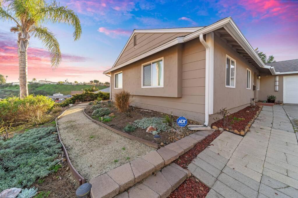 Guest house 4 Bedroom With Game Room! Family Friendly! Centrally Located! San Diego