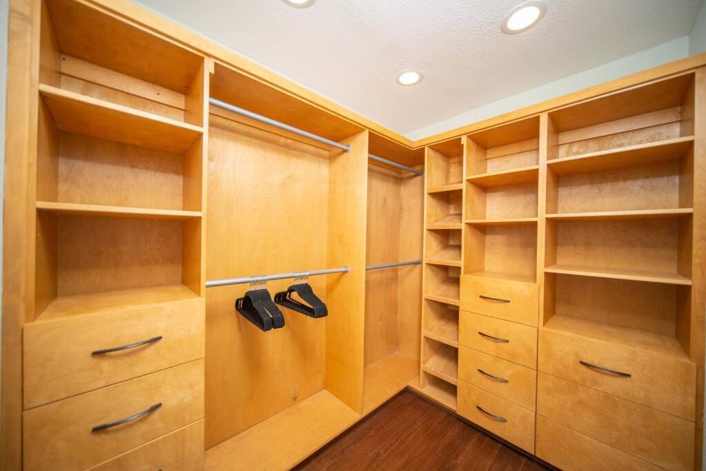 4 Bedroom With Game Room! Family Friendly! Centrally Located! Guest house