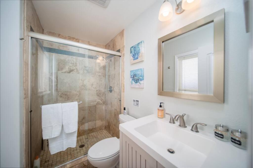 Guest house 4 Bedroom With Game Room! Family Friendly! Centrally Located!