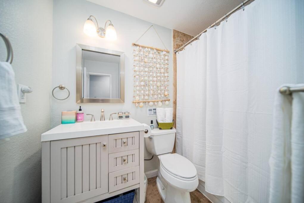 Guest house 4 Bedroom With Game Room! Family Friendly! Centrally Located!