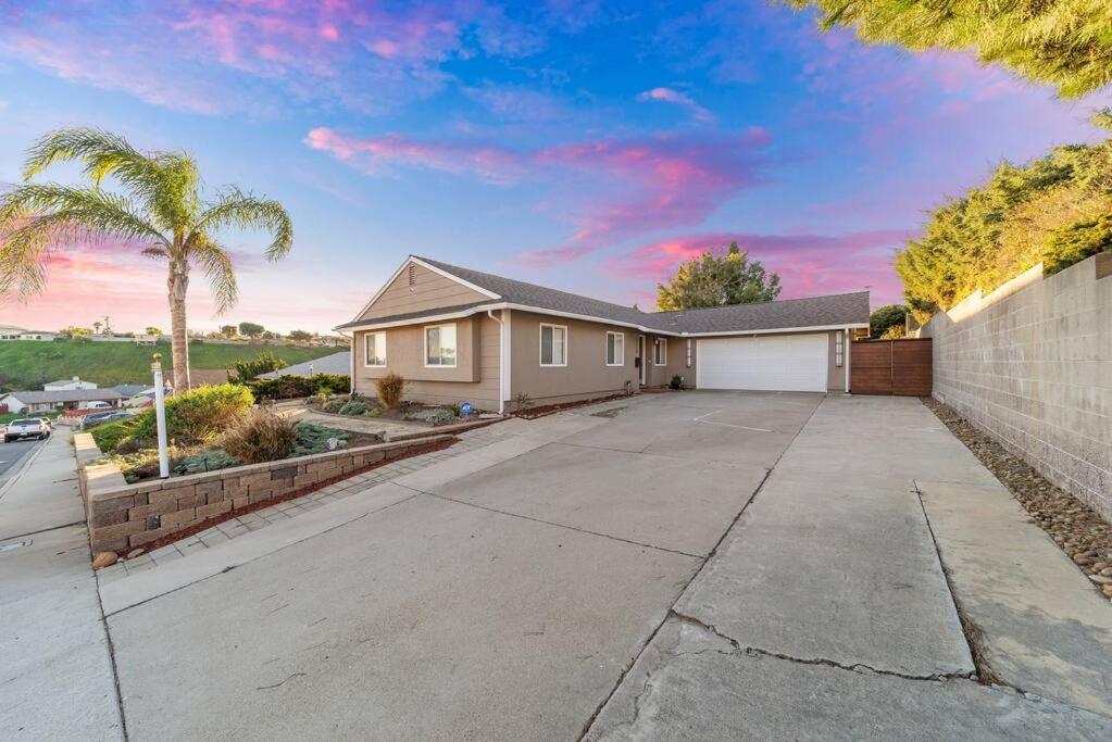 4 Bedroom With Game Room! Family Friendly! Centrally Located! Guest house *