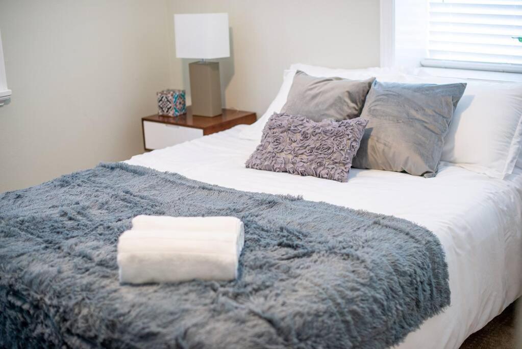 Guest house 4 Bedroom With Game Room! Family Friendly! Centrally Located! *