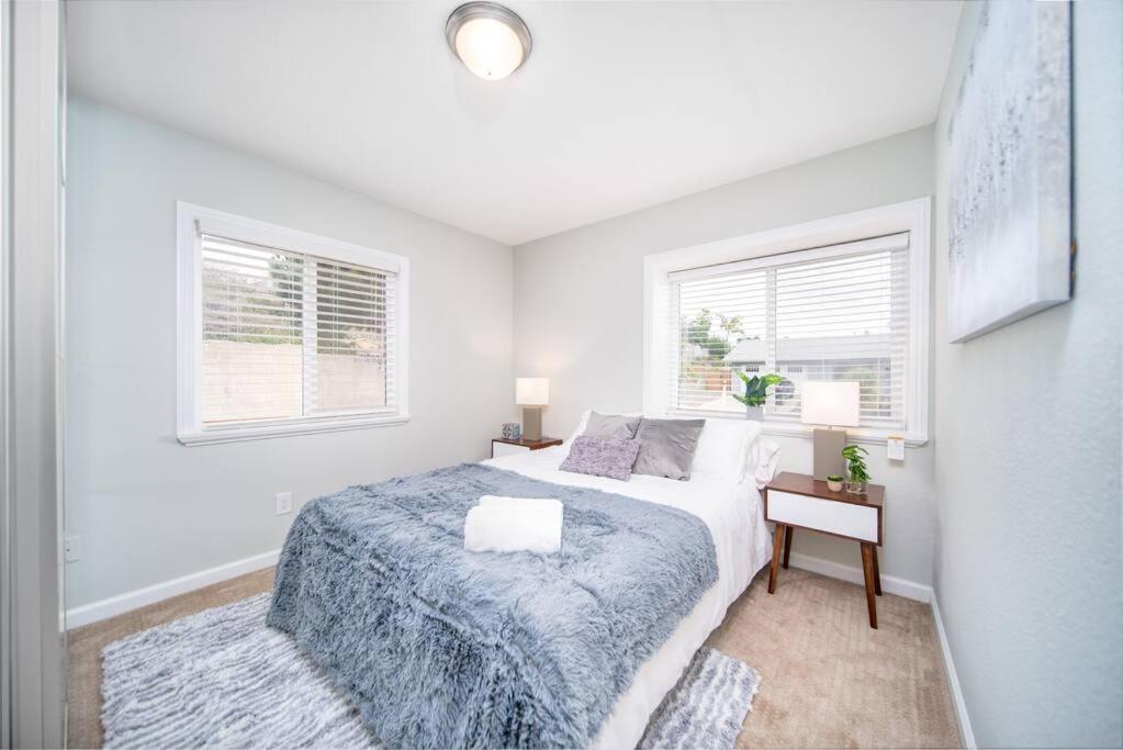 Guest house 4 Bedroom With Game Room! Family Friendly! Centrally Located!