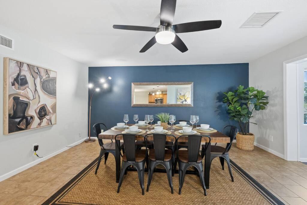 Guest house 4 Bedroom With Game Room! Family Friendly! Centrally Located! *