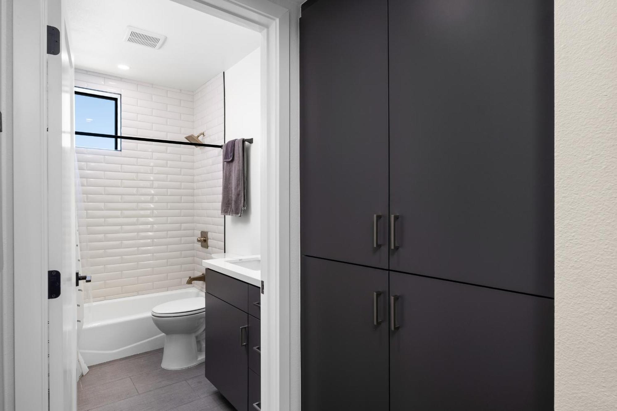 Modern 2 Bedroom King Bed Evcharger Pet-friendly Balcony * San Diego