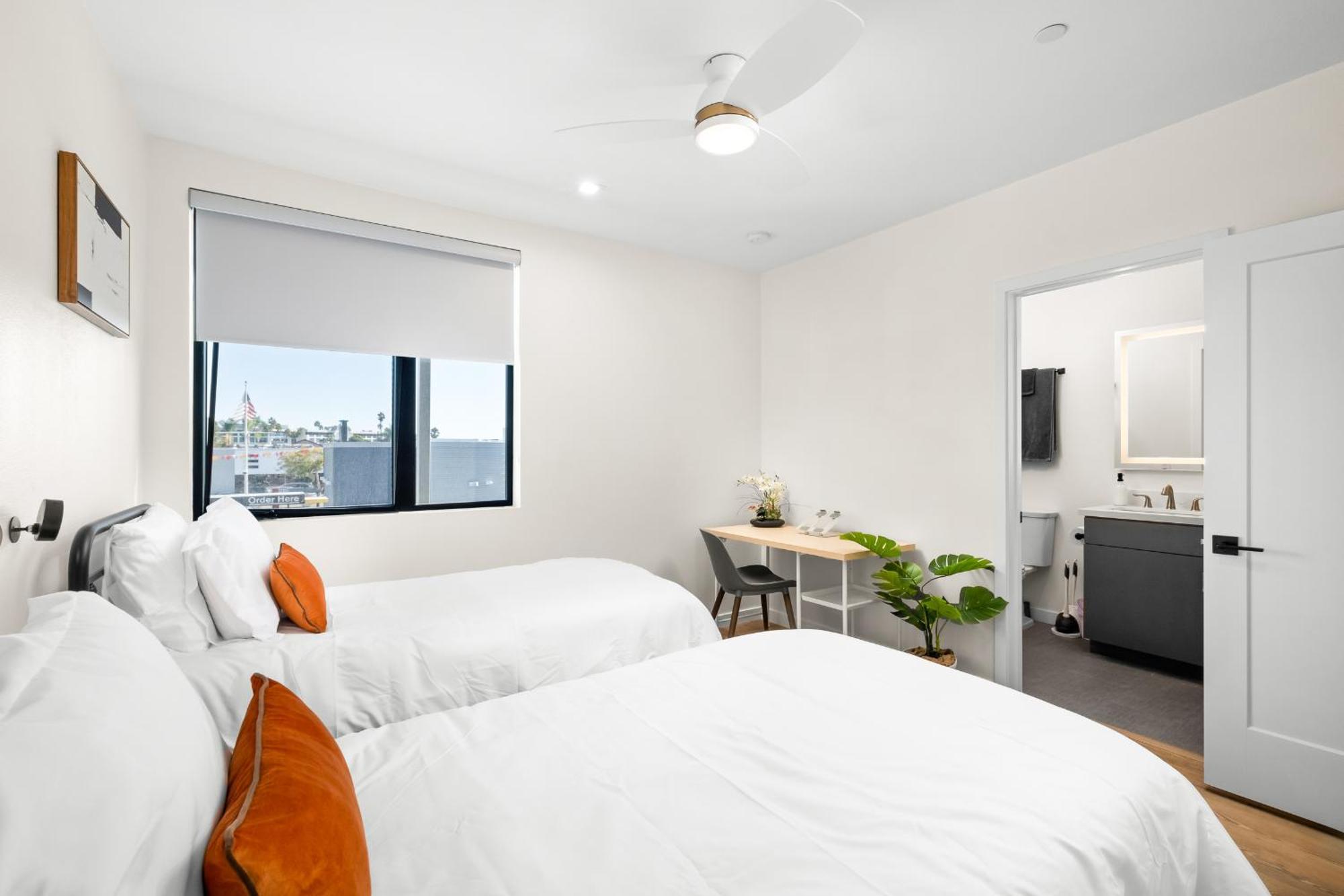 Modern 2 Bedroom King Bed Evcharger Pet-friendly Balcony