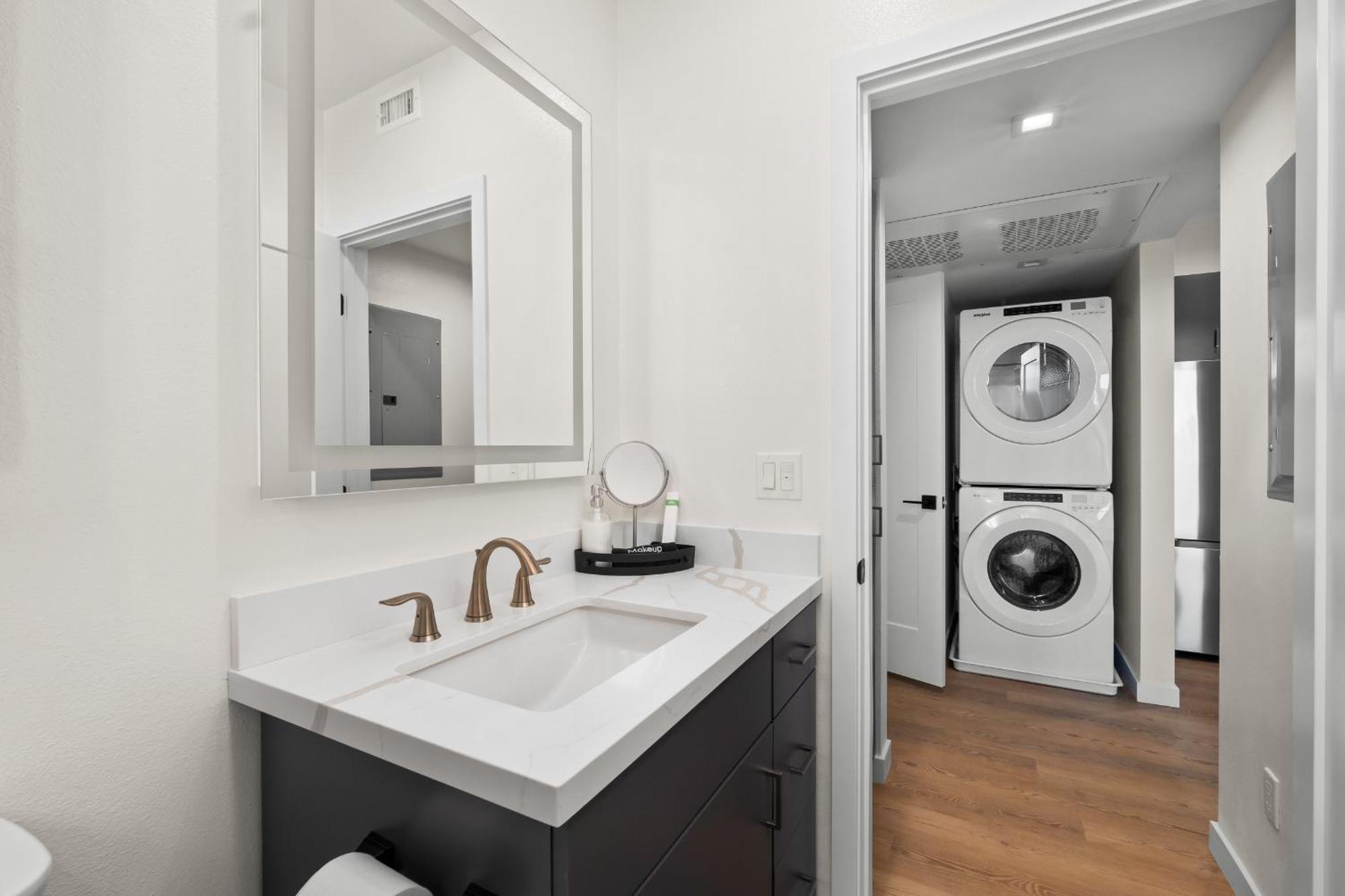 Modern 2 Bedroom King Bed Evcharger Pet-friendly Balcony San Diego