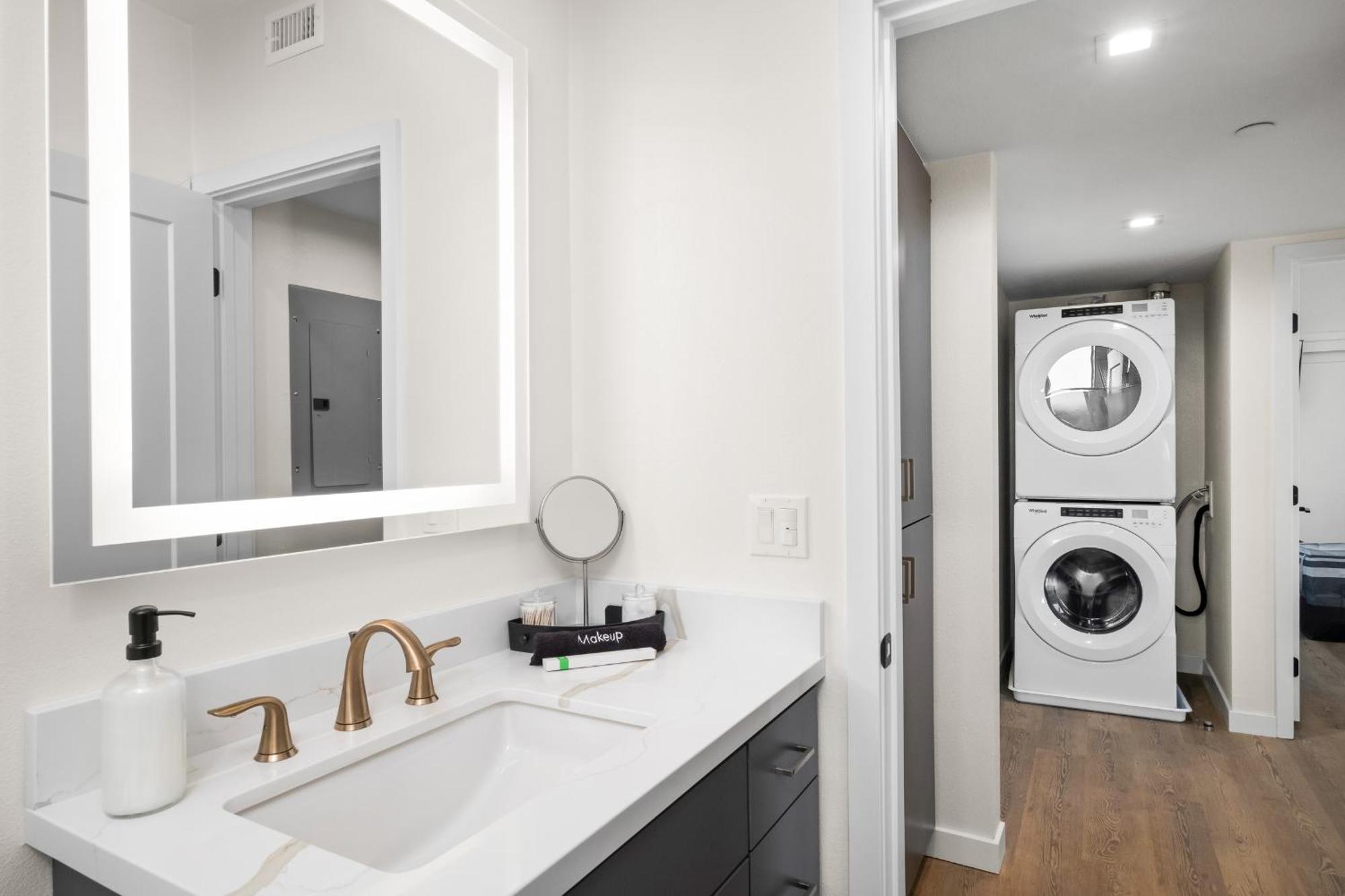 Modern 2 Bedroom King Bed Evcharger Pet-friendly Balcony Apartamento *