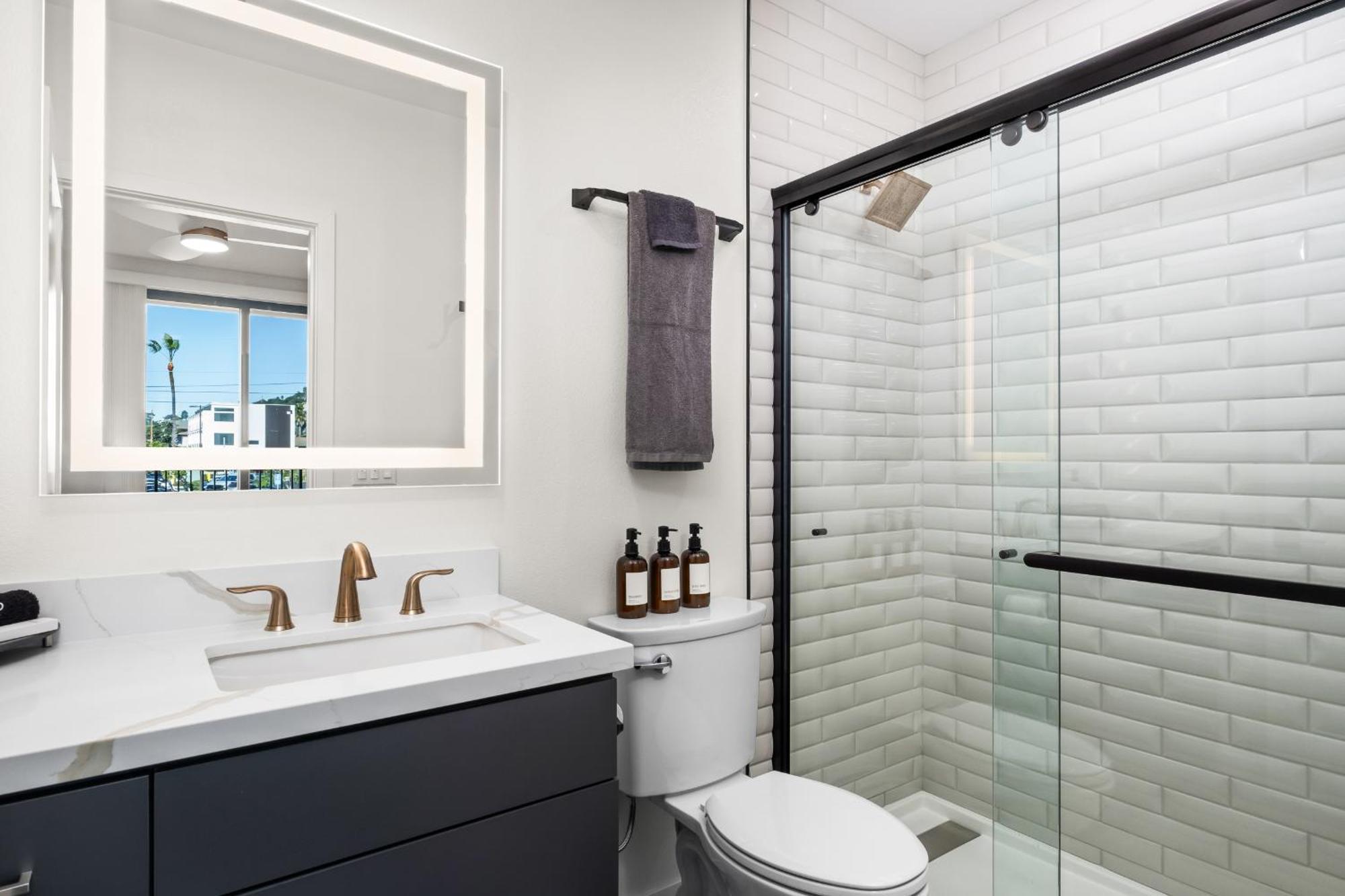 Modern 2 Bedroom King Bed Evcharger Pet-friendly Balcony * San Diego